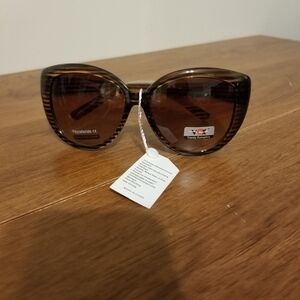VOX Women's Brown Striped Oversized Cat Eye Trendy Sunoptics Sunglas…